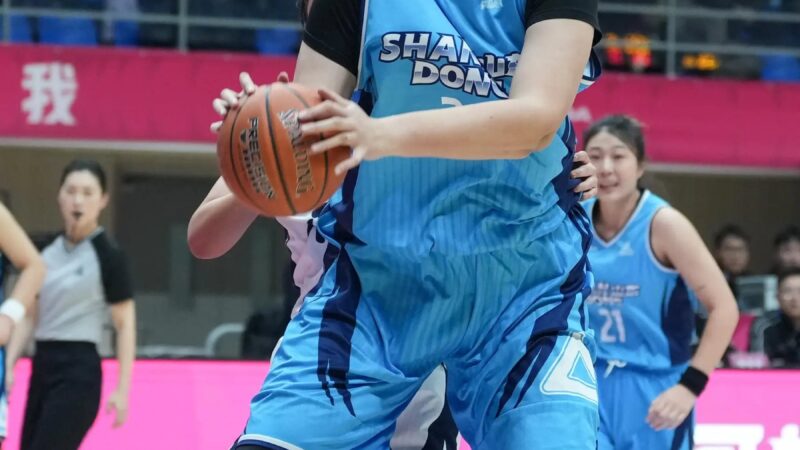 Com 2,26m, jovem pivô chinesa estreia em liga profissional e empolga torcedores; veja