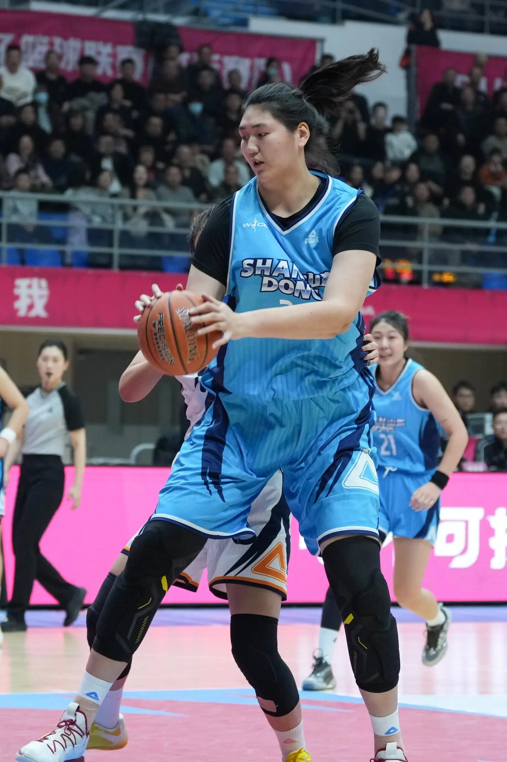 Com 2,26m, jovem pivô chinesa estreia em liga profissional e empolga torcedores; veja