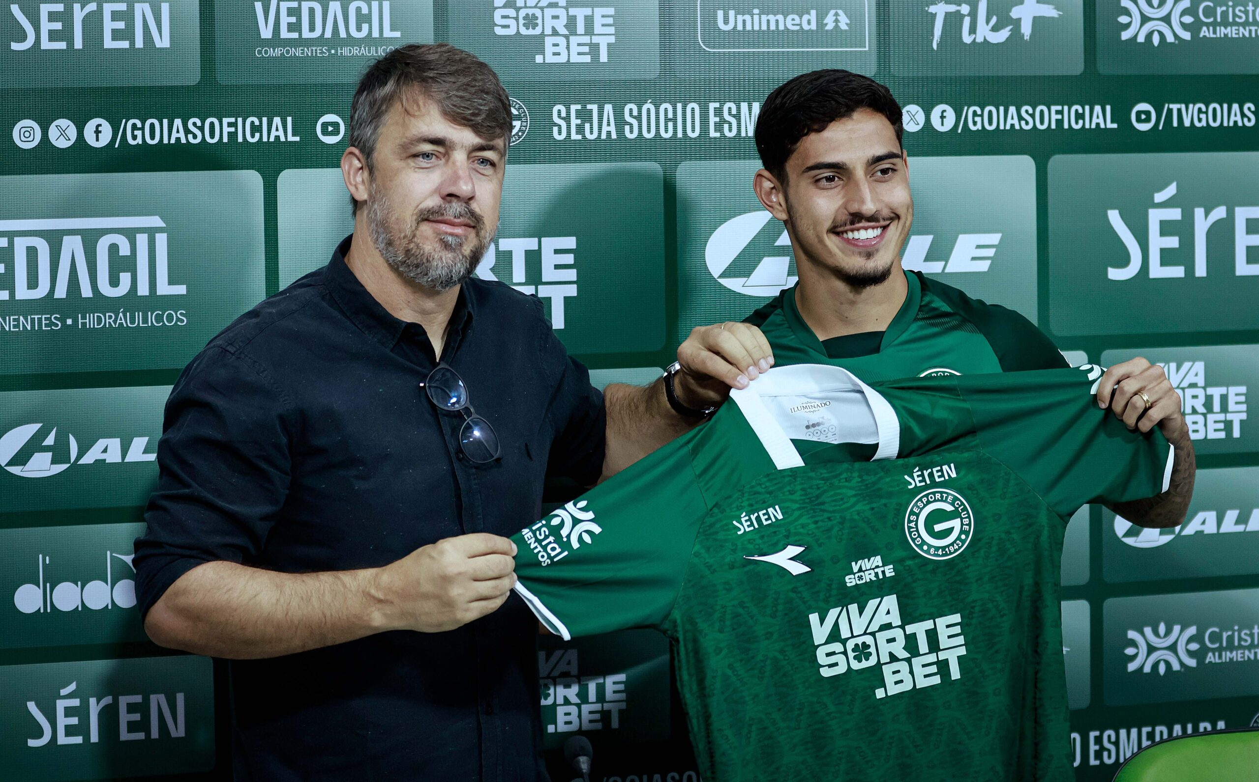 Goiás apresenta Cadu e aumenta concorrência no ataque