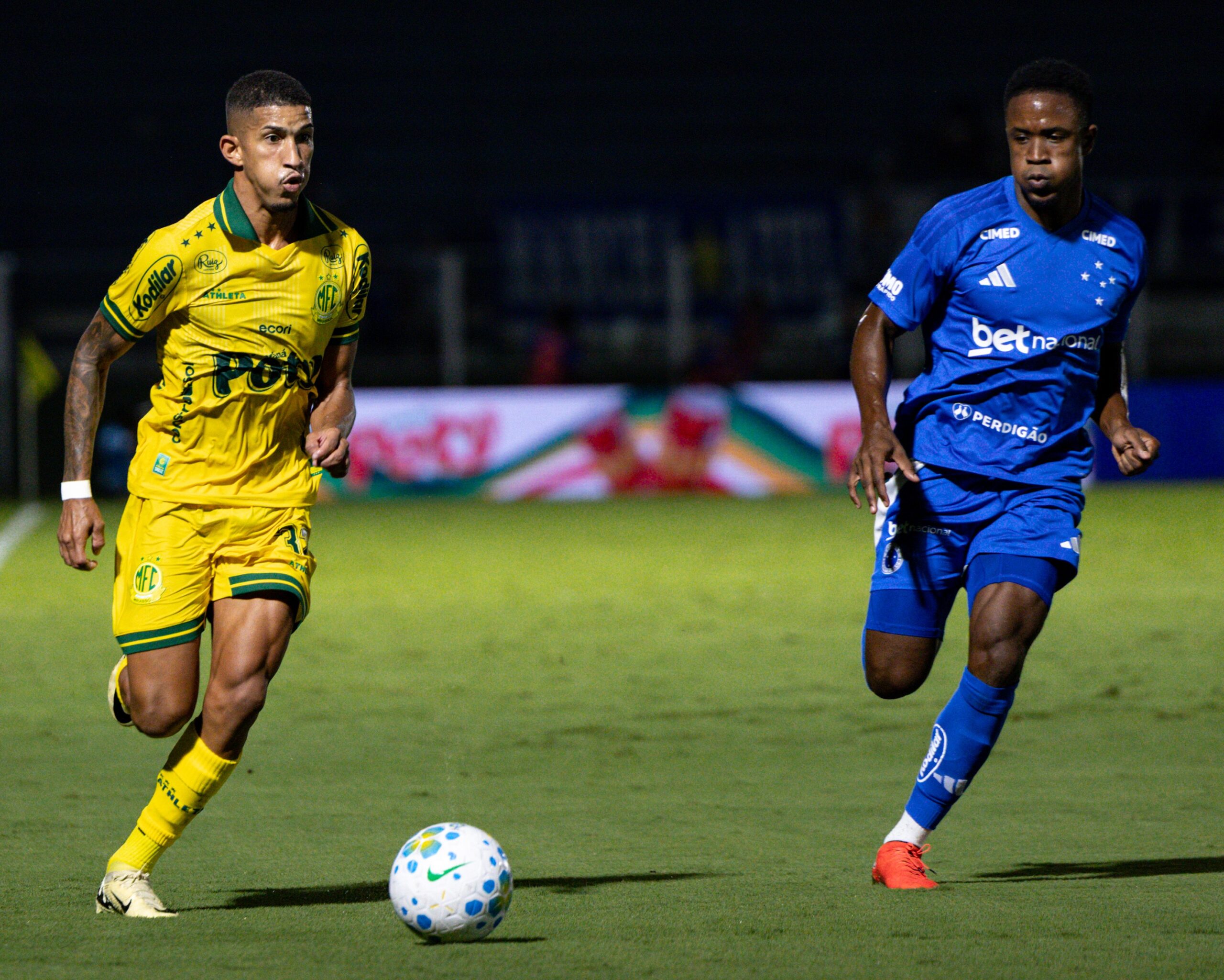 Mirassol acumula seis desfalques e fica sem lateral-direito para decisão contra a Portuguesa