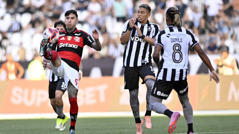 Com dores, Danilo deixa o clássico no primeiro tempo e preocupa o Botafogo para Libertadores