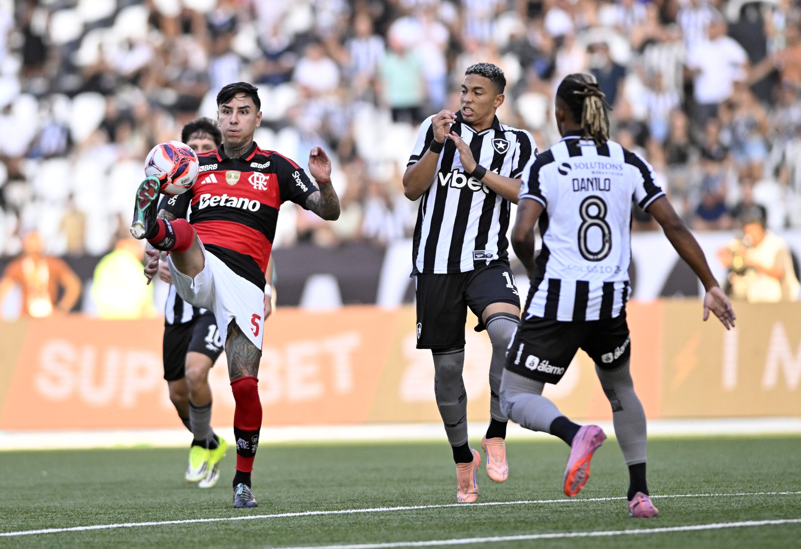 Com dores, Danilo deixa o clássico no primeiro tempo e preocupa o Botafogo para Libertadores