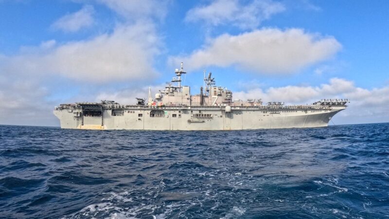 Soldado dos EUA é declarado morto após cair de navio de guerra durante operação no Caribe