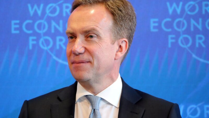 CEO do Fórum Econômico Mundial renuncia após investigação sobre ligações com Epstein