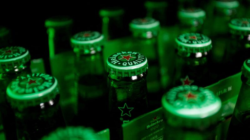 Heineken anuncia corte de até 6 mil empregos após queda nas vendas de cerveja