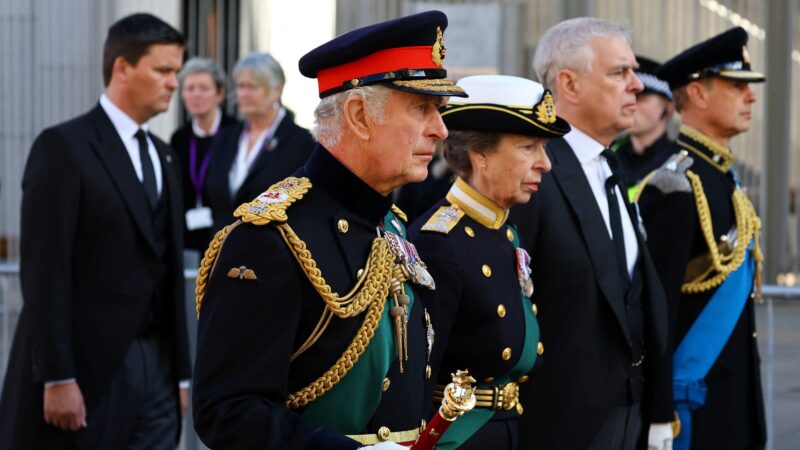 Rei Charles III diz que recebeu notícia sobre prisão de Andrew com ‘preocupação’, mas apoia ação da polícia