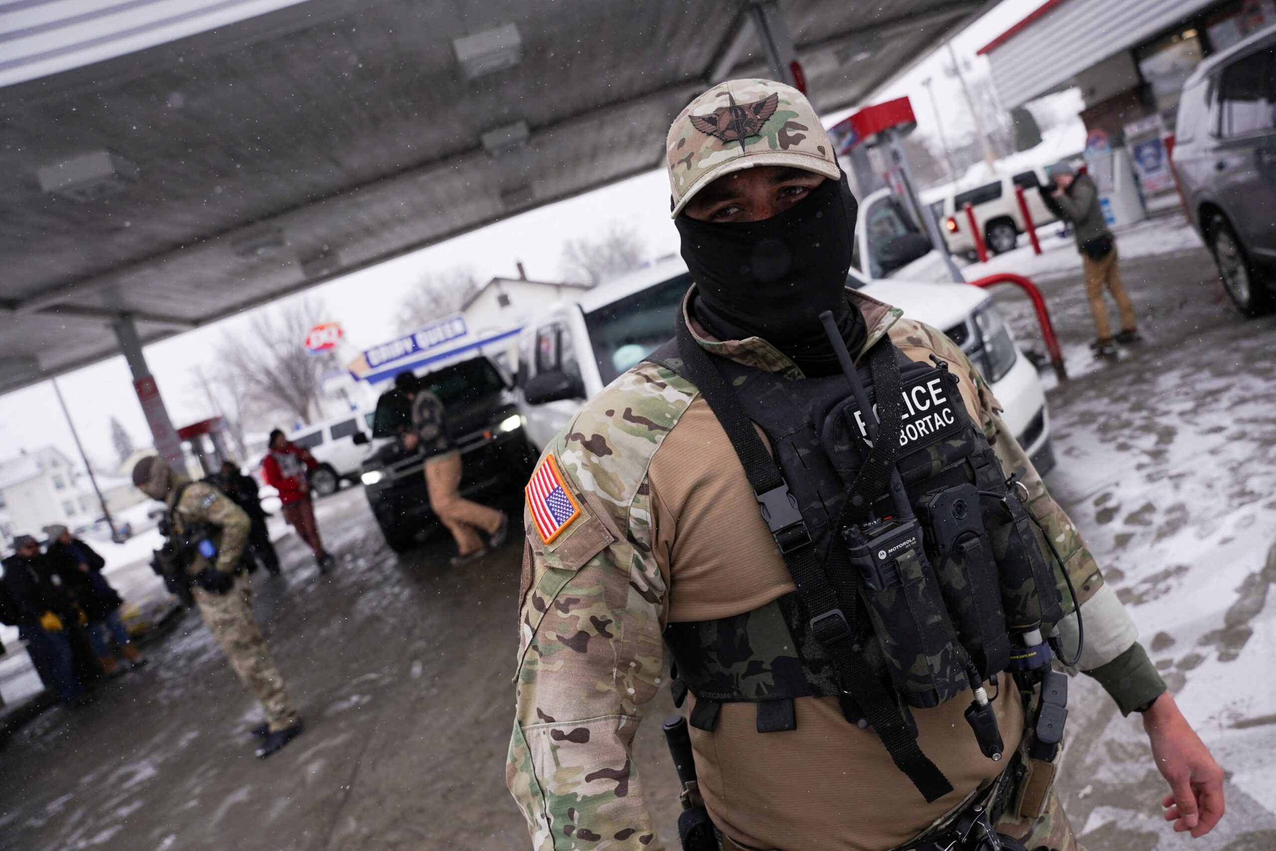 ‘Exército’ de mascarados: o que o ICE alega para esconder o rosto de agentes de imigração e por que isso é perigoso