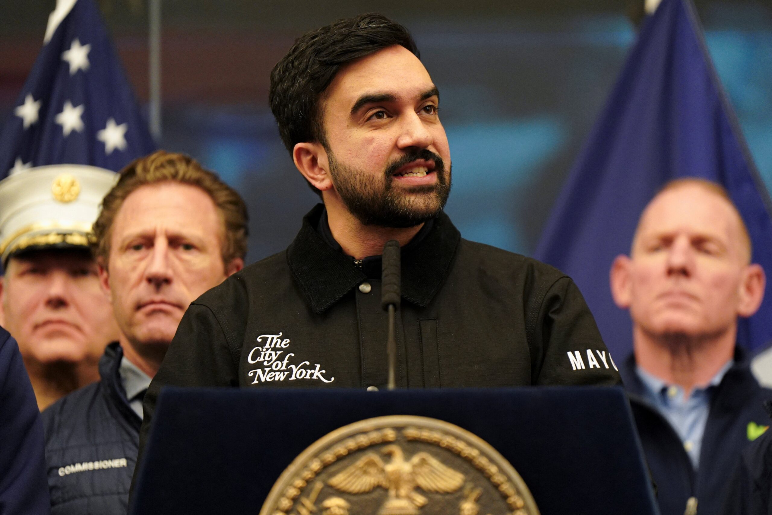 É #FAKE que fotos mostrem prefeito de Nova York e a mãe dele ao lado de Jeffrey Epstein; imagens foram criadas com a IA do Google