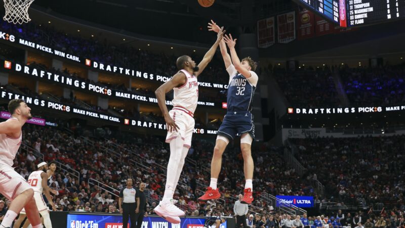 Calouro dos Mavs se torna o mais jovem a anotar duplos-duplos seguidos de 30 pontos na NBA