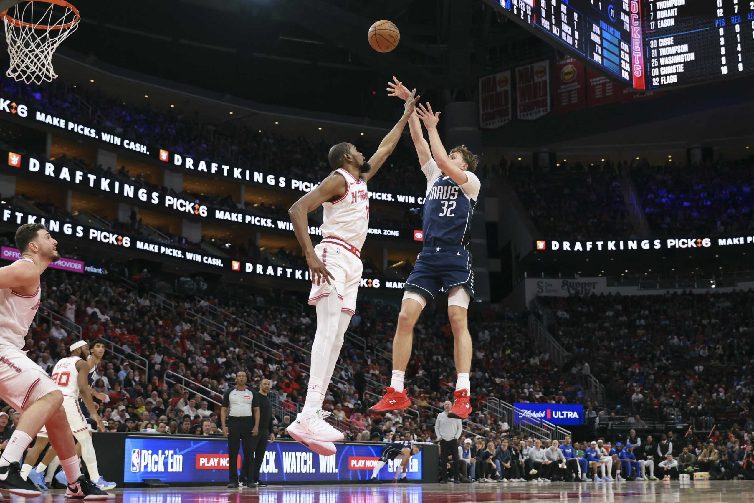 Calouro dos Mavs se torna o mais jovem a anotar duplos-duplos seguidos de 30 pontos na NBA