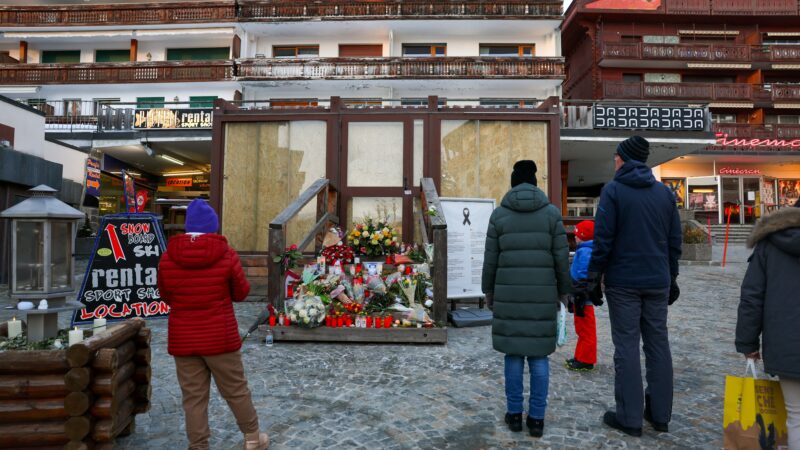 Após um mês, morre jovem ferido em incêndio em bar na Suíça no Ano Novo; vítimas chegam a 41