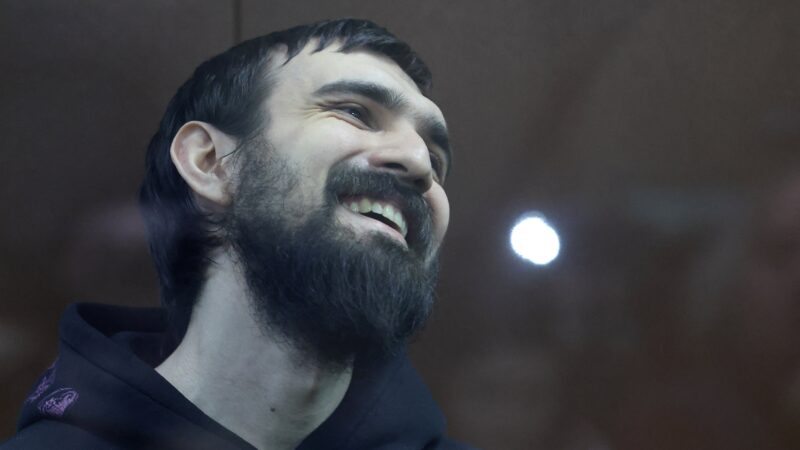 Comediante russo acusado de contar piada ofensiva sobre veterano da guerra na Ucrânia é condenado a quase seis anos de prisão