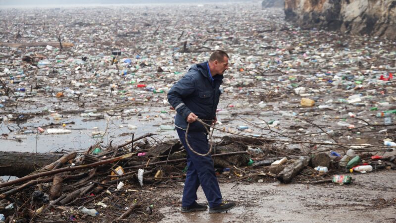 VÍDEO: Tapete de lixo cobre rio europeu após chuvas fortes e derretimento de neve