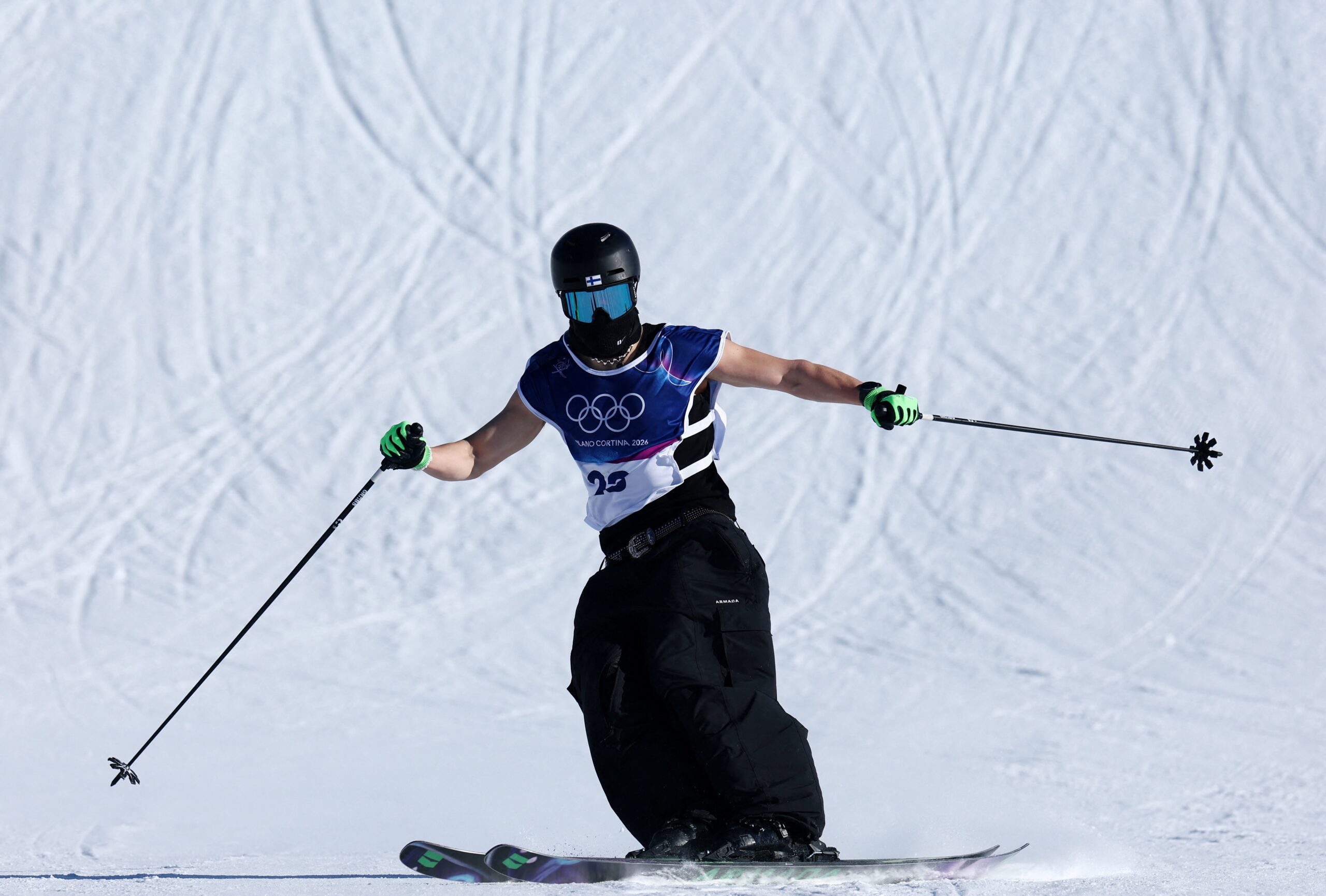 Finlandês ignora frio de -5ºC e desce montanha de regata nas Olimpíadas de inverno