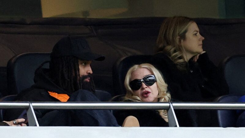 Madonna encara até carro de aplicativo para ver filhas jogando pelo Tottenham sub-13