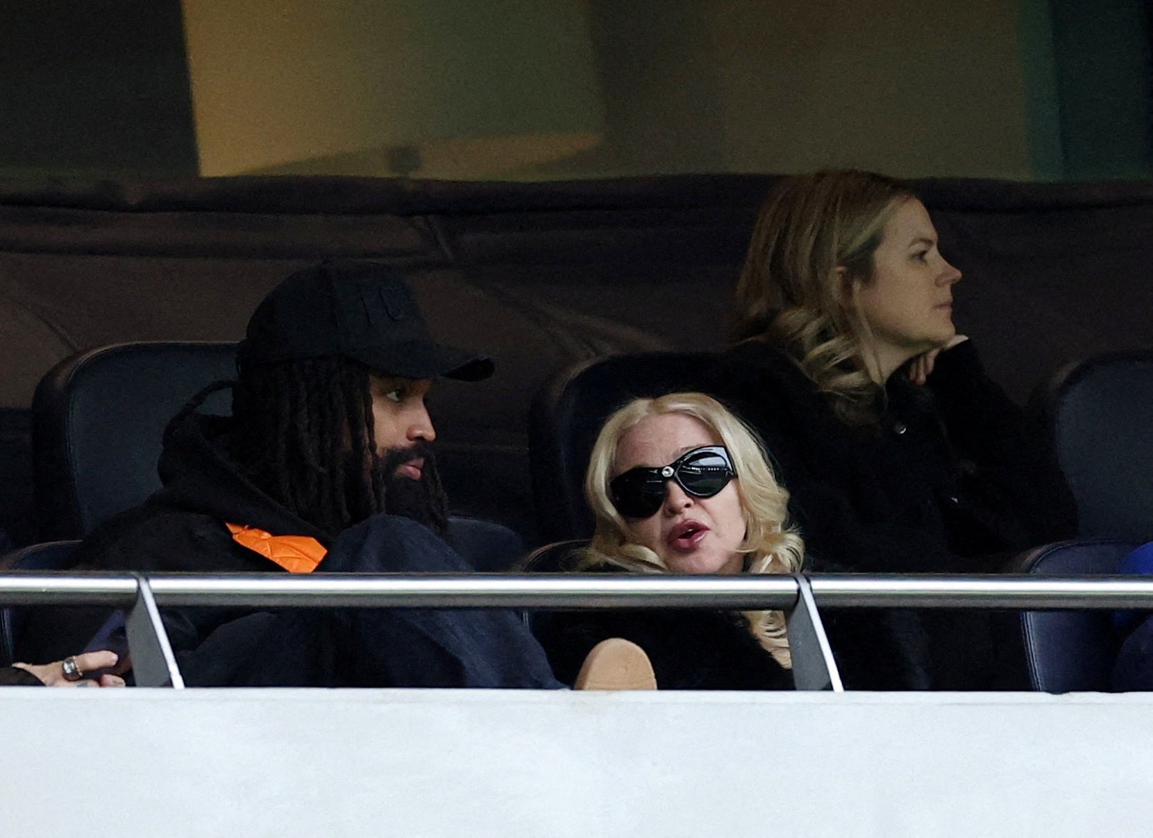 Madonna encara até carro de aplicativo para ver filhas jogando pelo Tottenham sub-13