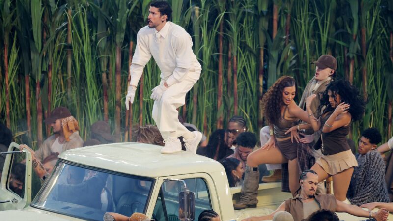 Super Bowl: Bad Bunny agita intervalo com show de valorização à cultura latino-americana