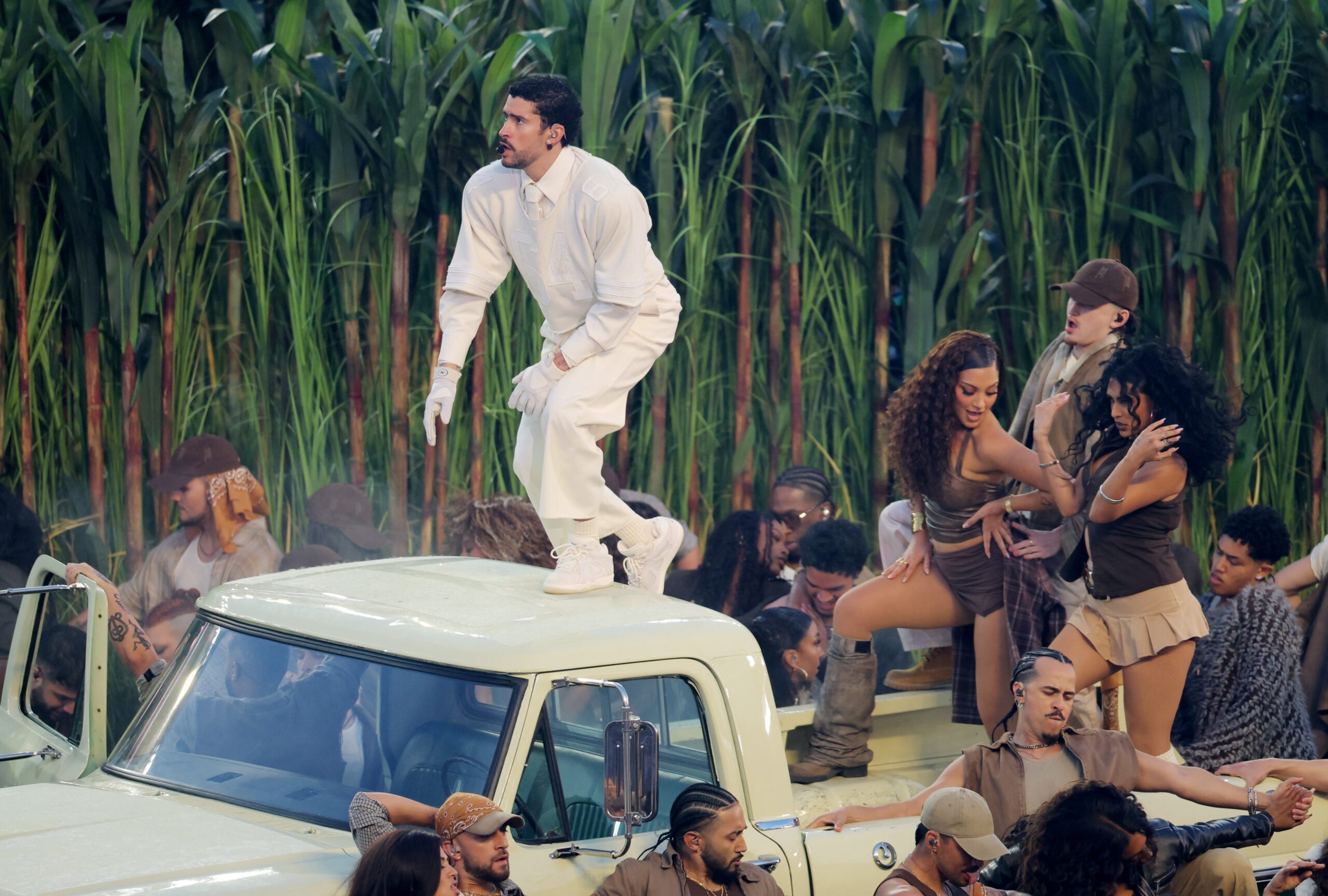 Super Bowl: Bad Bunny agita intervalo com show de valorização à cultura latino-americana