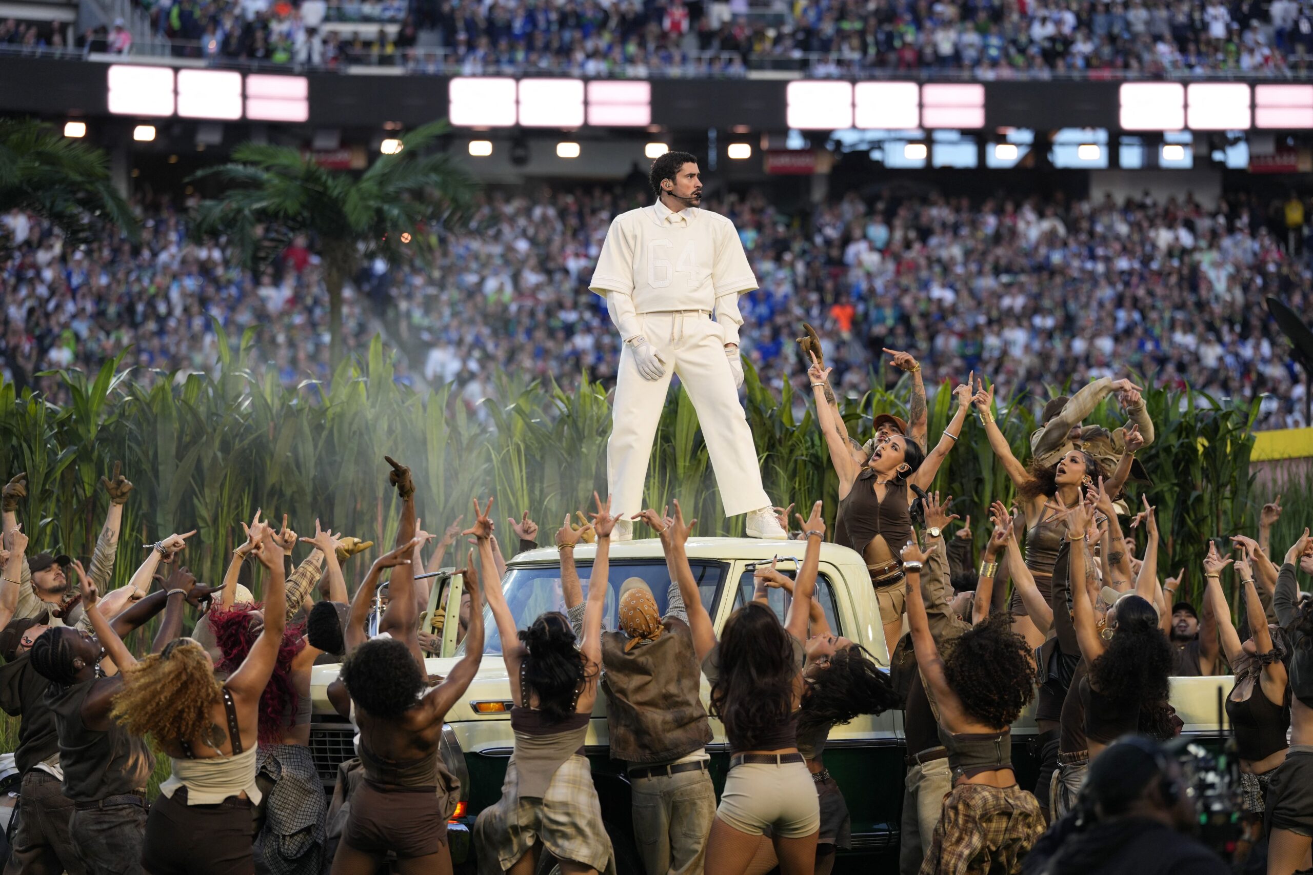 Bad Bunny bate recorde de audiência com show latino no intervalo do Super Bowl