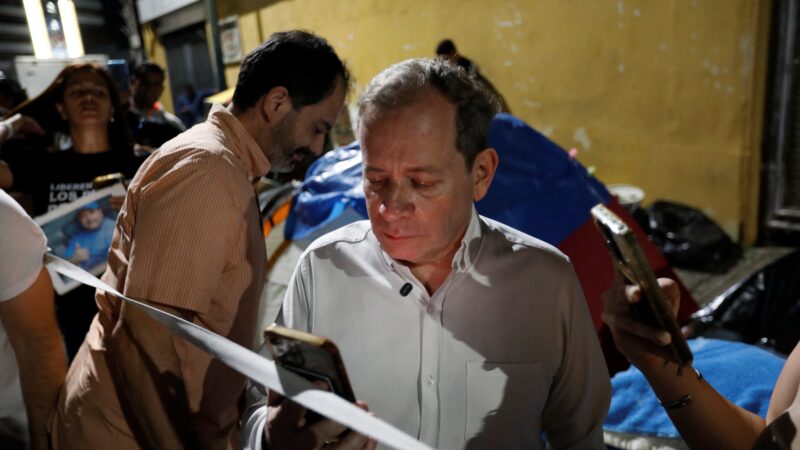 Opositor venezuelano detido de novo horas após ser libertado está em prisão domiciliar, diz filho