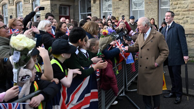 Rei Charles III é confrontado sobre envolvimento do irmão Andrew com Epstein