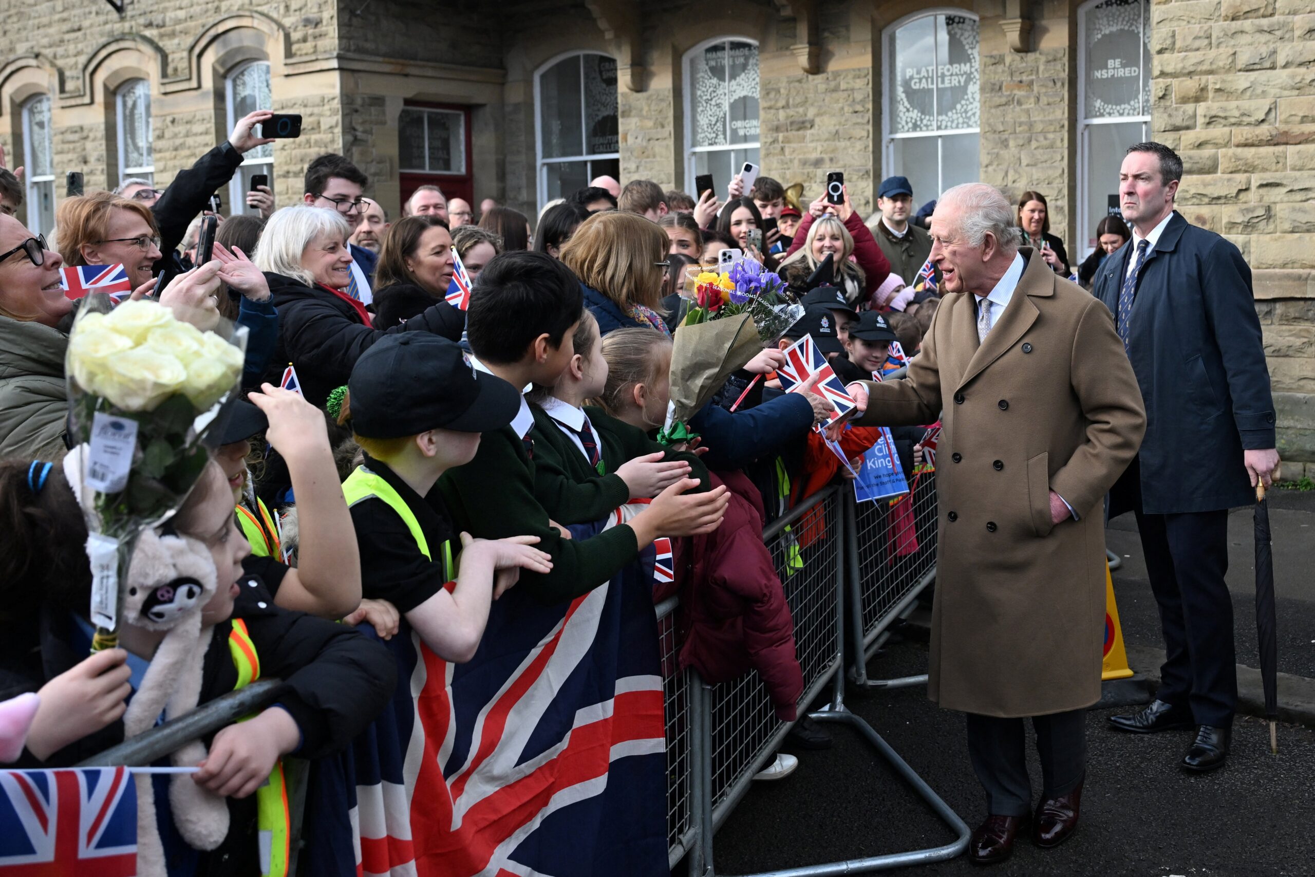 Rei Charles III é confrontado sobre envolvimento do irmão Andrew com Epstein