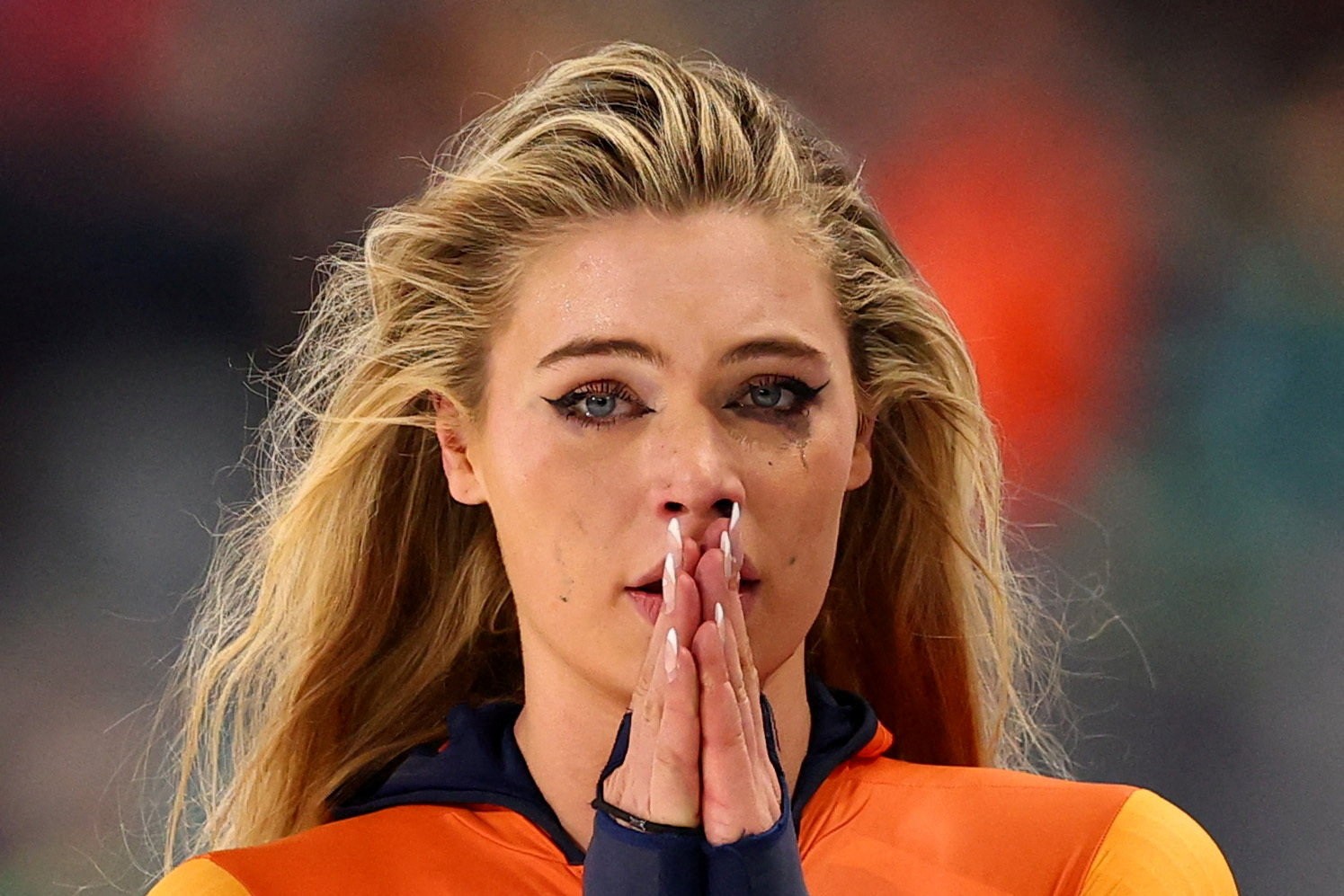 Estrela holandesa responde críticas por maquiagem ter borrado após ouro: “Sua aparência não te define”