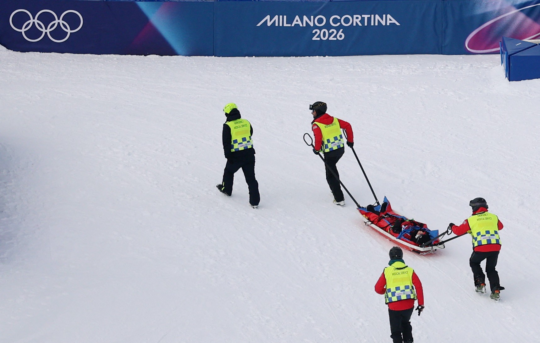 Chinesa sofre queda impressionante no snowboard e é retirada da pista de maca