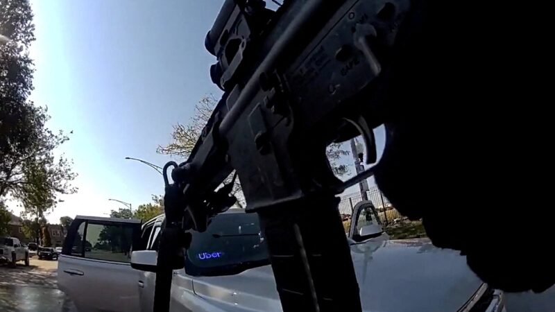 VÍDEO mostra agente atirando contra professora durante operação de imigração nos EUA: ‘Hora de ficar agressivo’