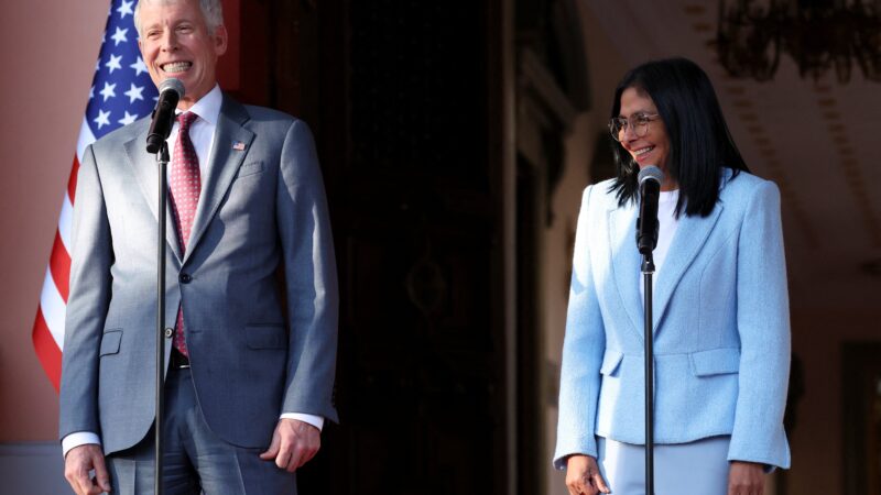 Como os EUA estão vendendo petróleo venezuelano e enviando dinheiro ao governo de Delcy Rodríguez