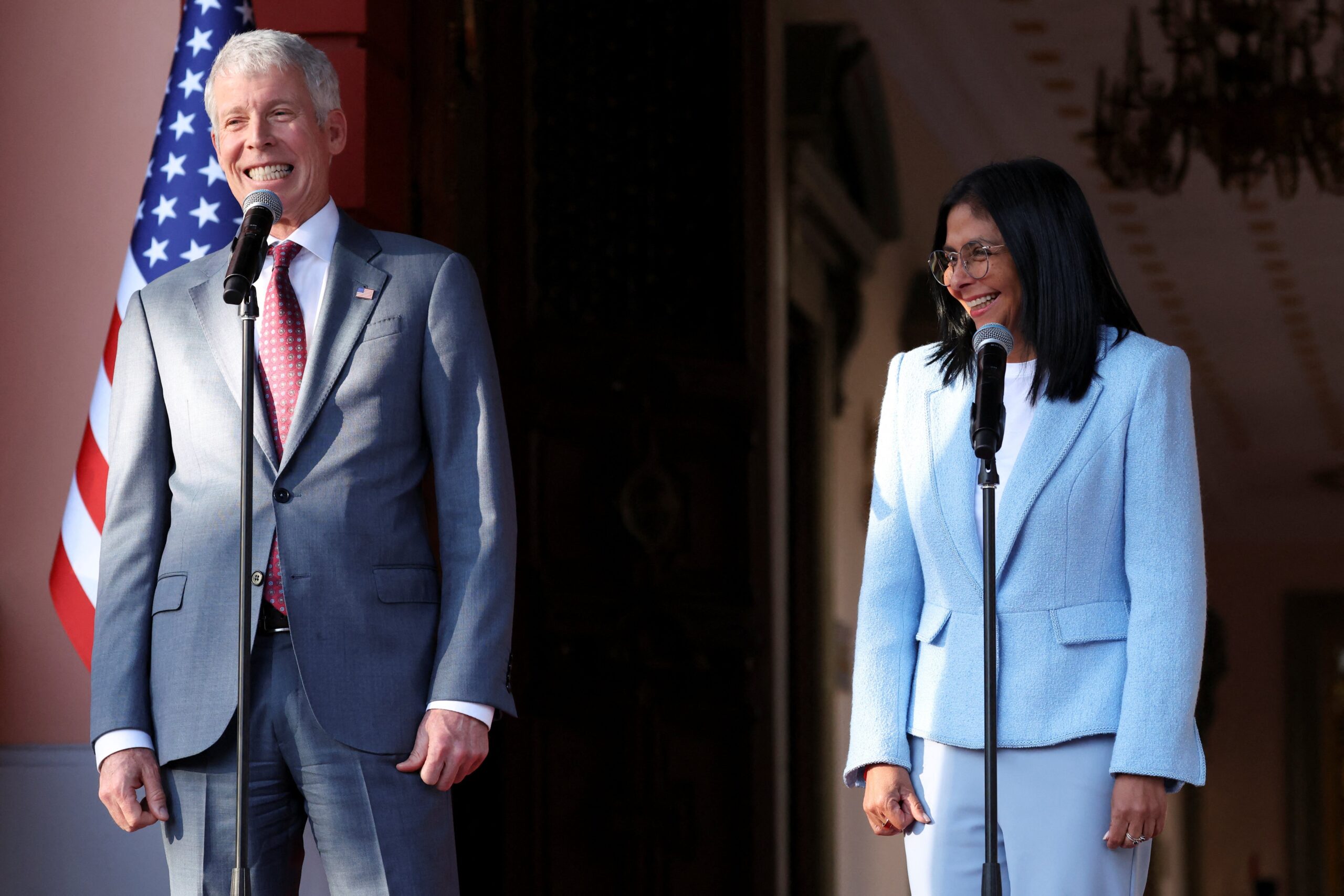 Como os EUA estão vendendo petróleo venezuelano e enviando dinheiro ao governo de Delcy Rodríguez