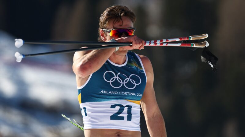 Atletas do esqui cross-country competem de regata e barriga de fora em frio de 4ºC