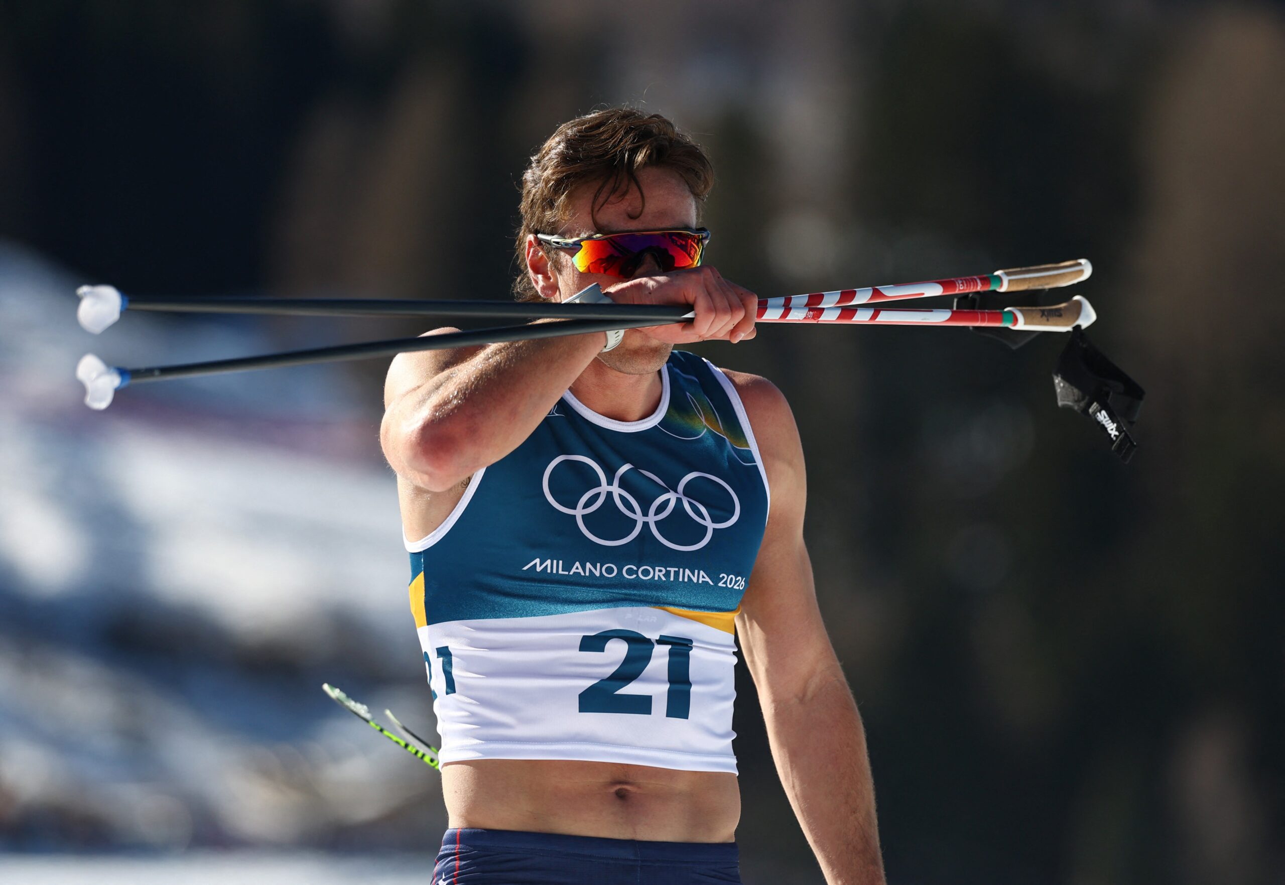 Atletas do esqui cross-country competem de regata e barriga de fora em frio de 4ºC