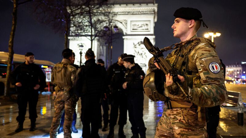 Arco do Triunfo, em Paris, é alvo de atentado, diz Macron