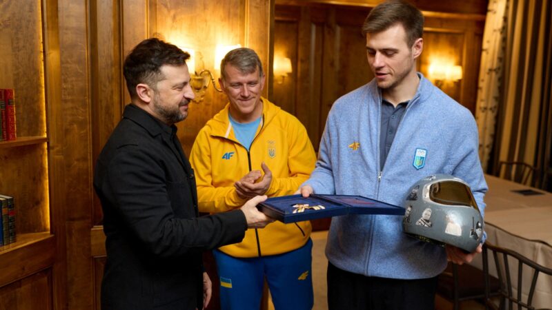 Presidente da Ucrânia homenageia atleta desclassificado por capacete com fotos de mortos na guerra