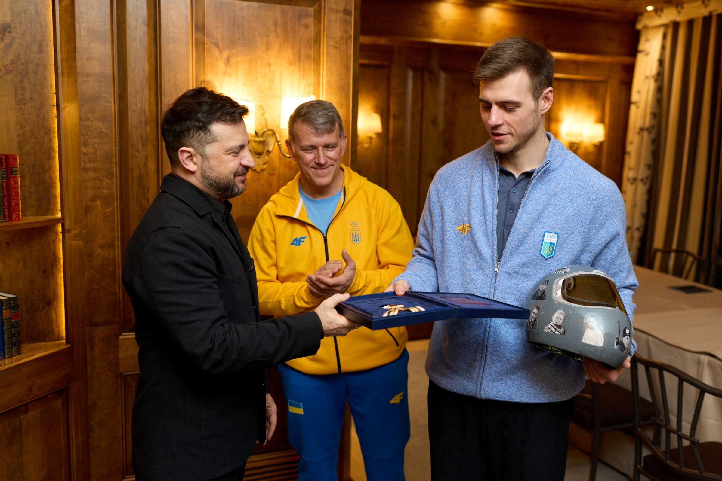 Presidente da Ucrânia homenageia atleta desclassificado por capacete com fotos de mortos na guerra