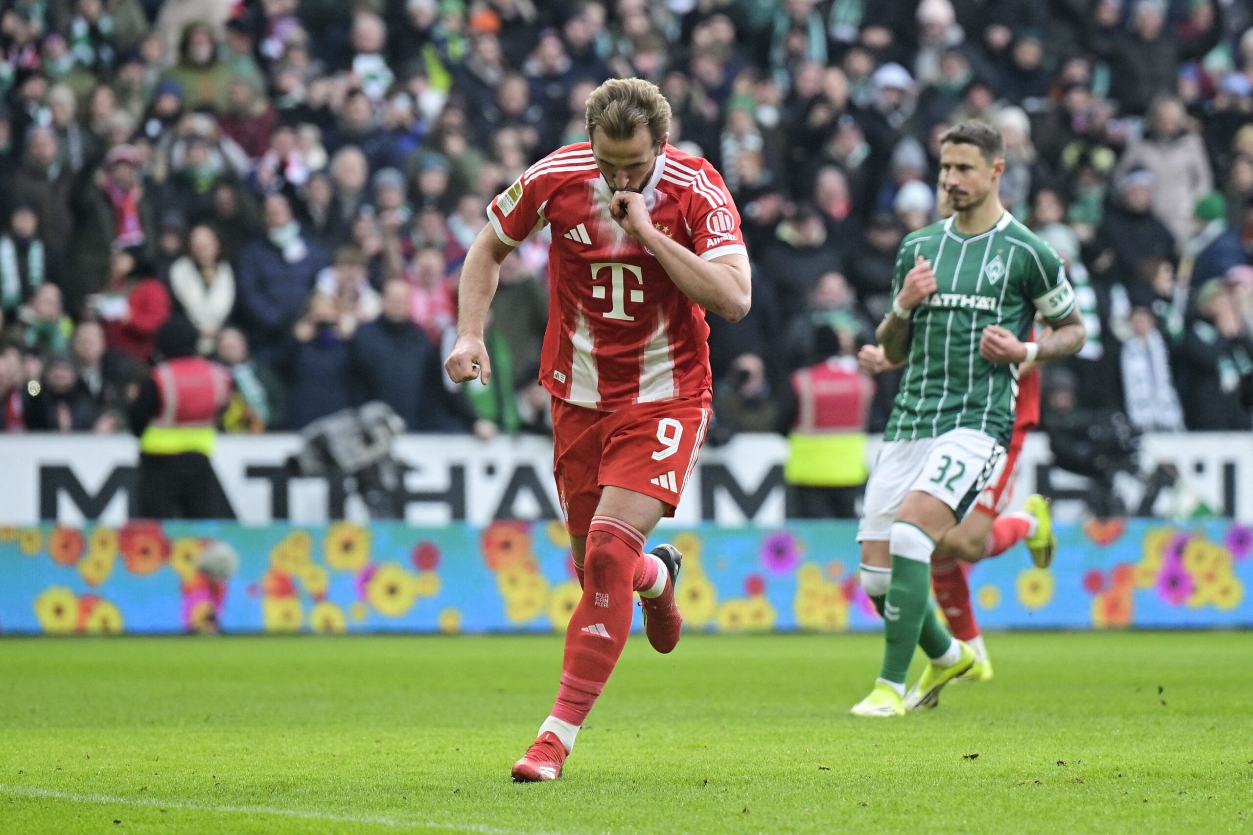 Kane faz dois e chega a 500 gols na carreira em vitória do Bayern de Munique