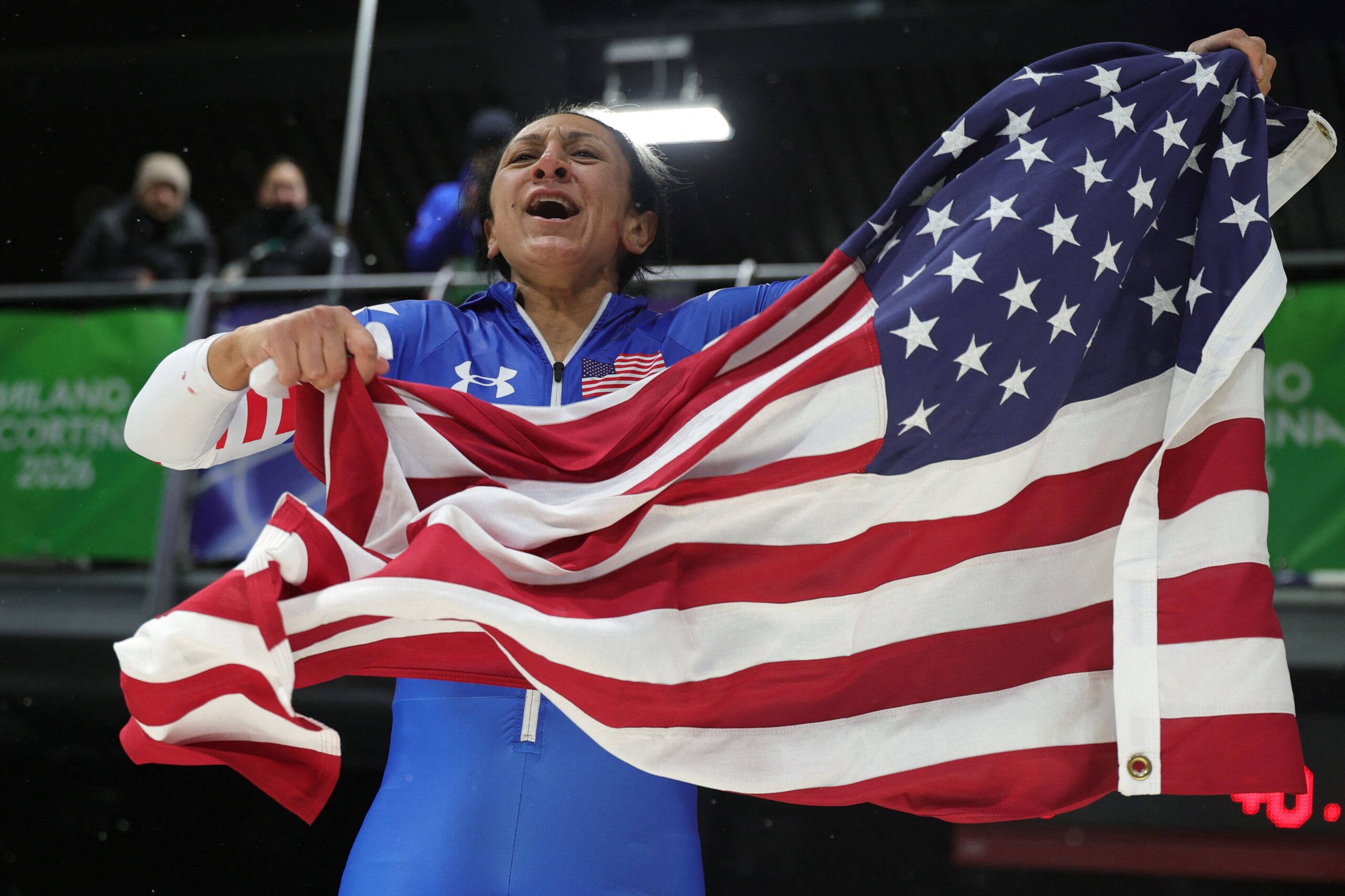 Americana supera rival por 4 centésimos e conquista o seu 1º ouro olímpico aos 41 anos