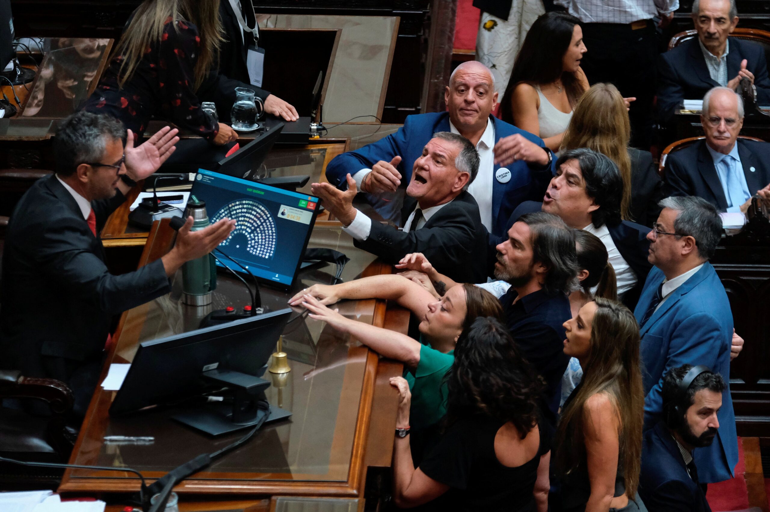 Reforma trabalhista de Milei vai a votação no Senado em meio a greve e protestos nas ruas