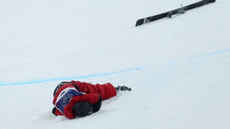 Campeã olímpica cai no esqui freestyle halfpipe e fica desacordada em Milão-Cortina; veja