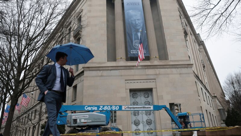 Cartaz de Trump é instalado na sede do Departamento de Justiça dos EUA; democratas criticam