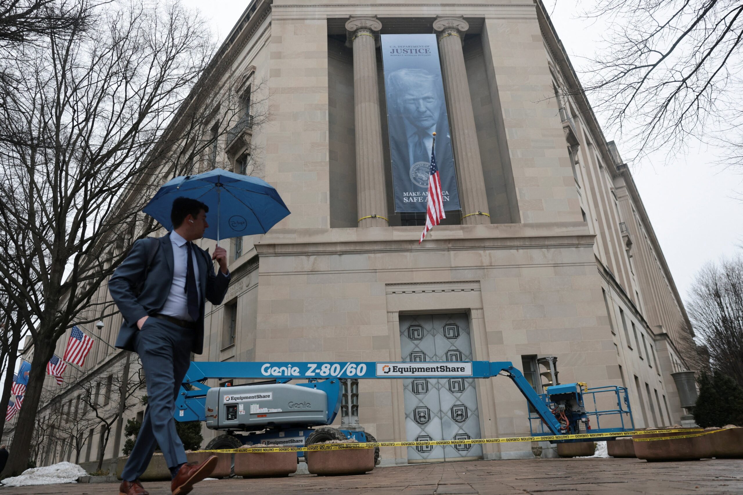 Cartaz de Trump é instalado na sede do Departamento de Justiça dos EUA; democratas criticam