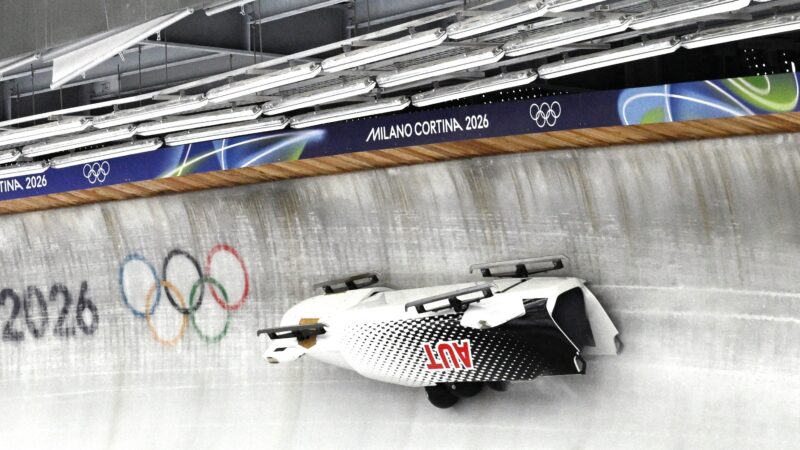 Trenó da Áustria tomba no bobsled e desce pista de ponta cabeça; veja vídeo do acidente