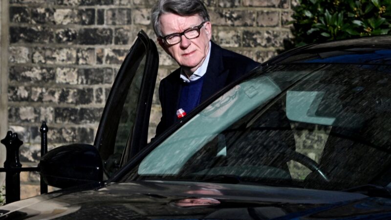 Peter Mandelson, ex-embaixador britânico investigado no caso Epstein, é preso