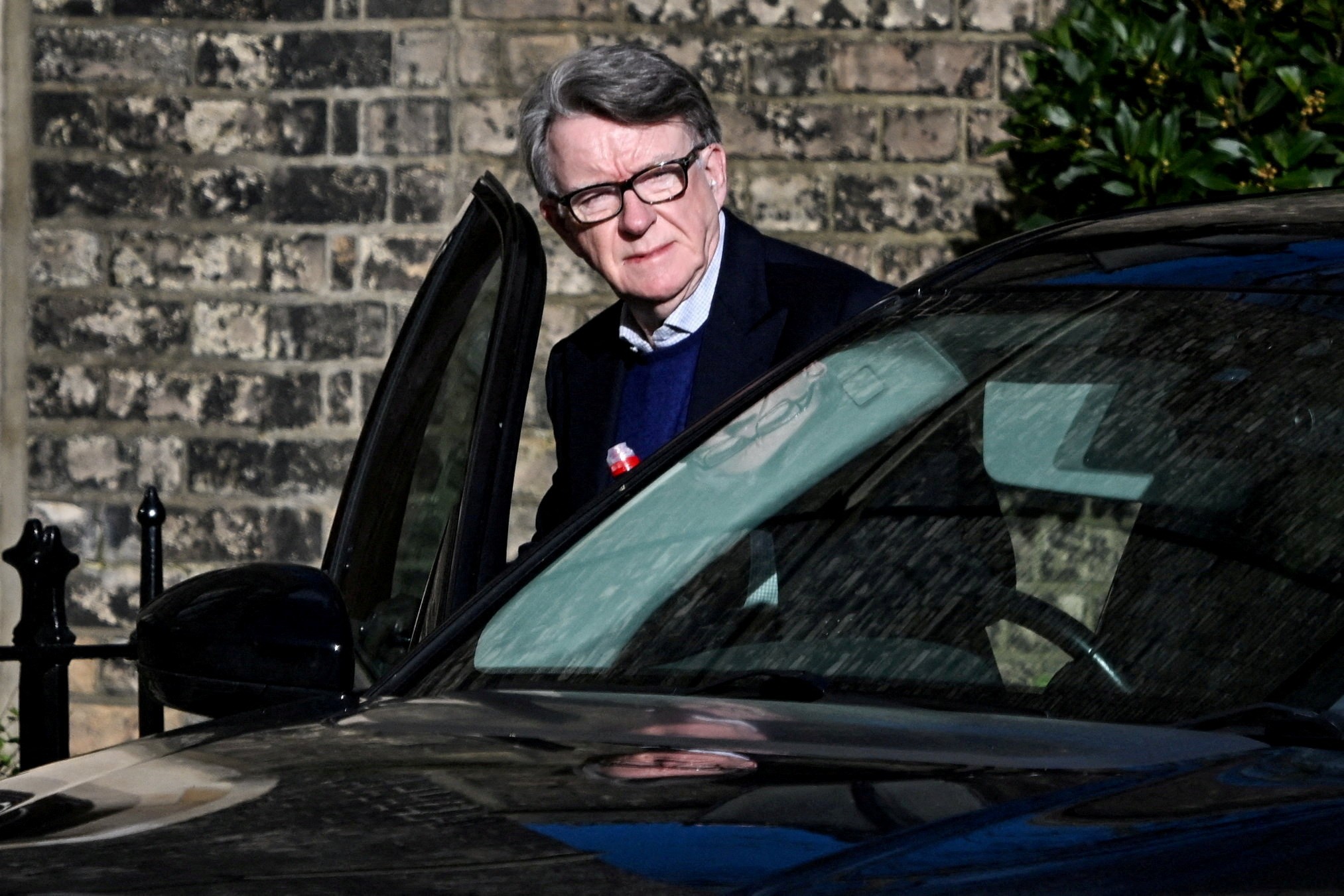 Peter Mandelson, ex-embaixador britânico preso no caso Epstein, é liberado sob fiança