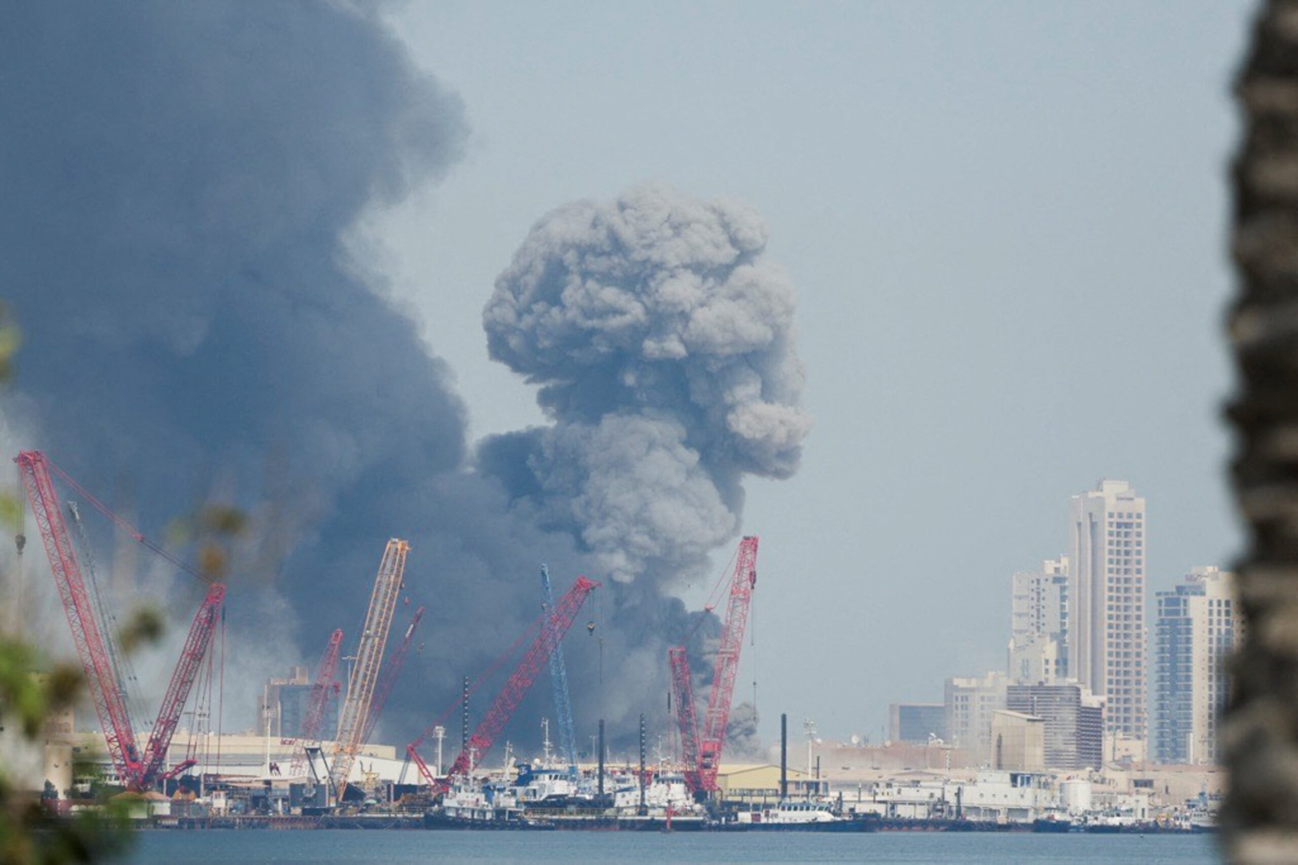VÍDEO mostra momento em que míssil iraniano atinge base dos EUA no Bahrein