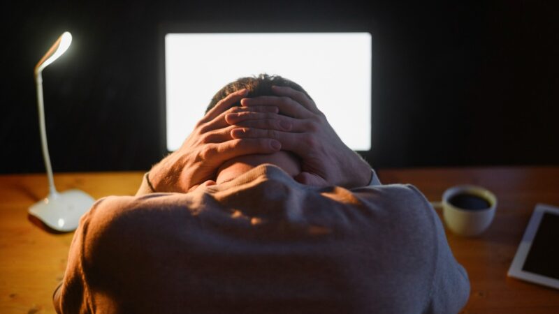 Pressão, pouco reconhecimento e desgaste emocional: pesquisa mostra como os brasileiros se sentem no trabalho