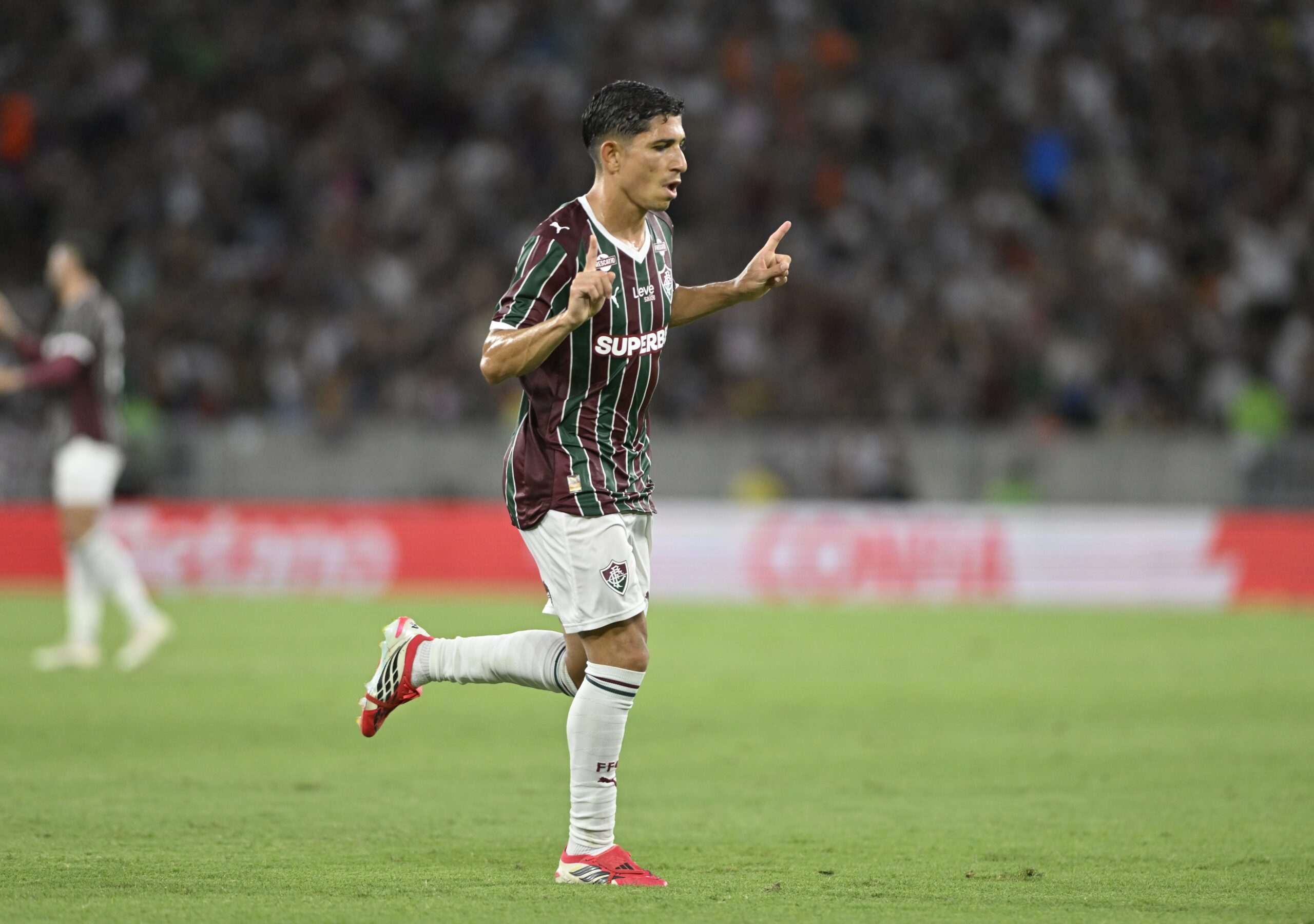 Savarino acelera adaptação no Fluminense, marca pela primeira vez e se mostra “multifunções” com Zubeldía