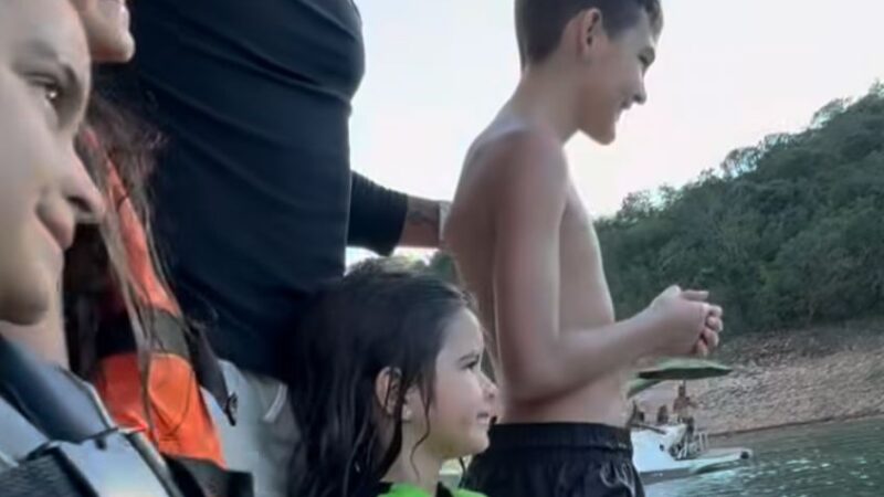 Atacante do Atlético-MG, Hulk é tietado por crianças em passeio de barco durante a folga; veja vídeo