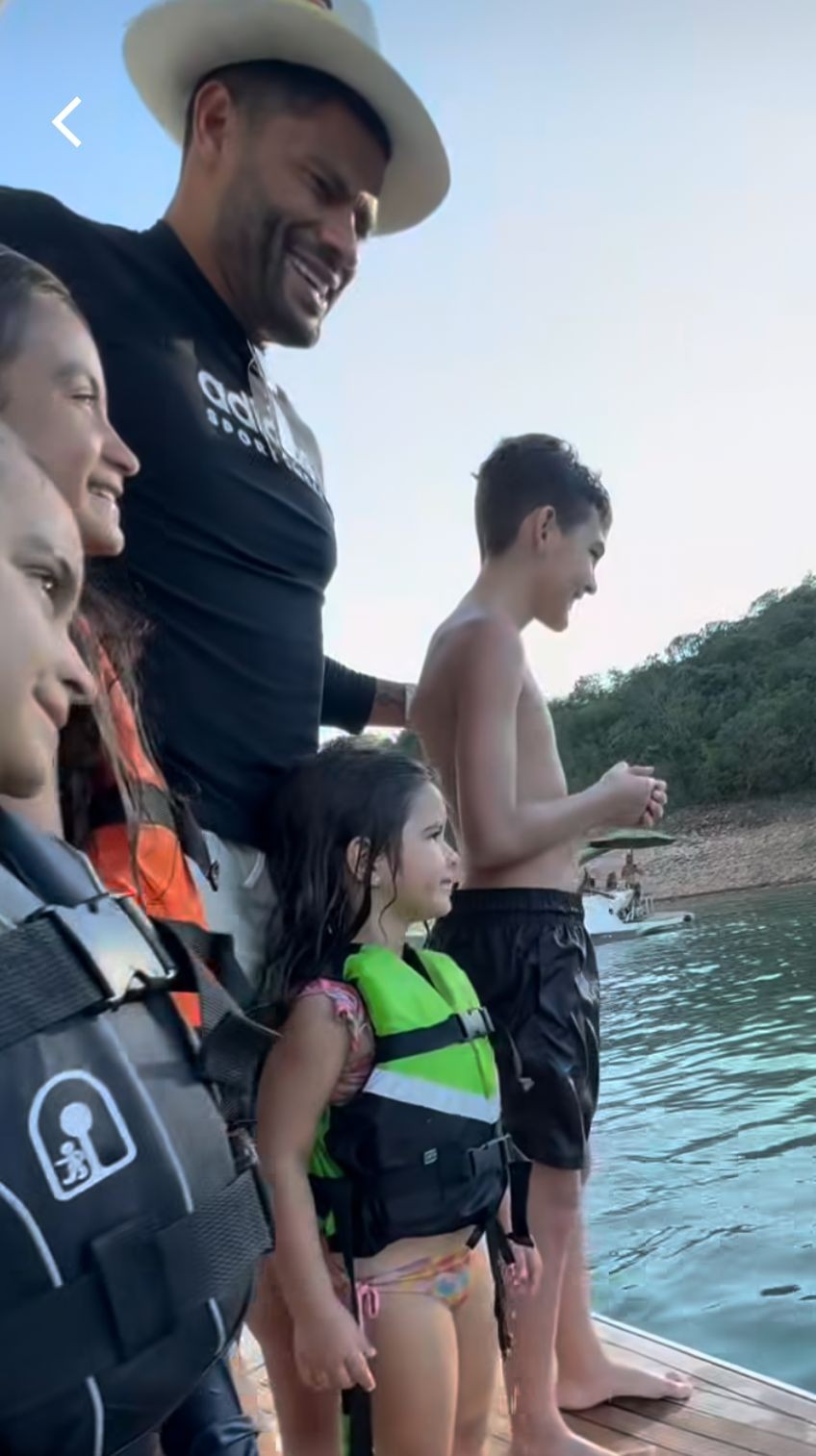 Atacante do Atlético-MG, Hulk é tietado por crianças em passeio de barco durante a folga; veja vídeo